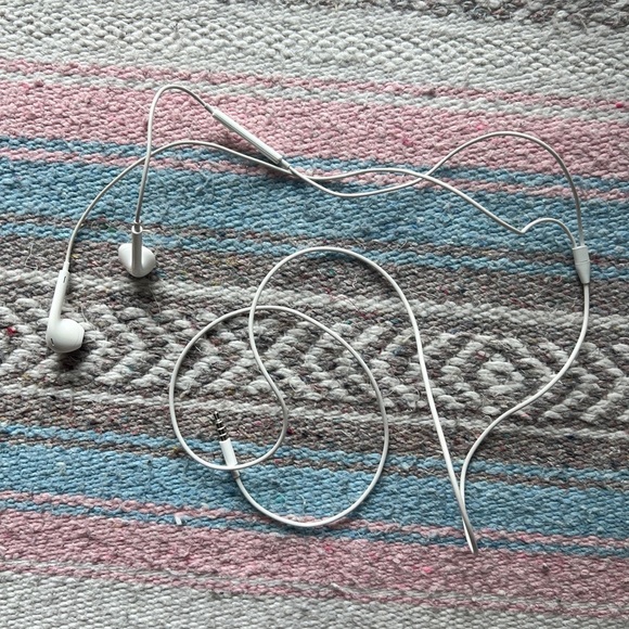 Apple Earphones with Remote and Mic for iPhone, iPod Touch, iPad (MB770G/A) - Picture 2 of 9